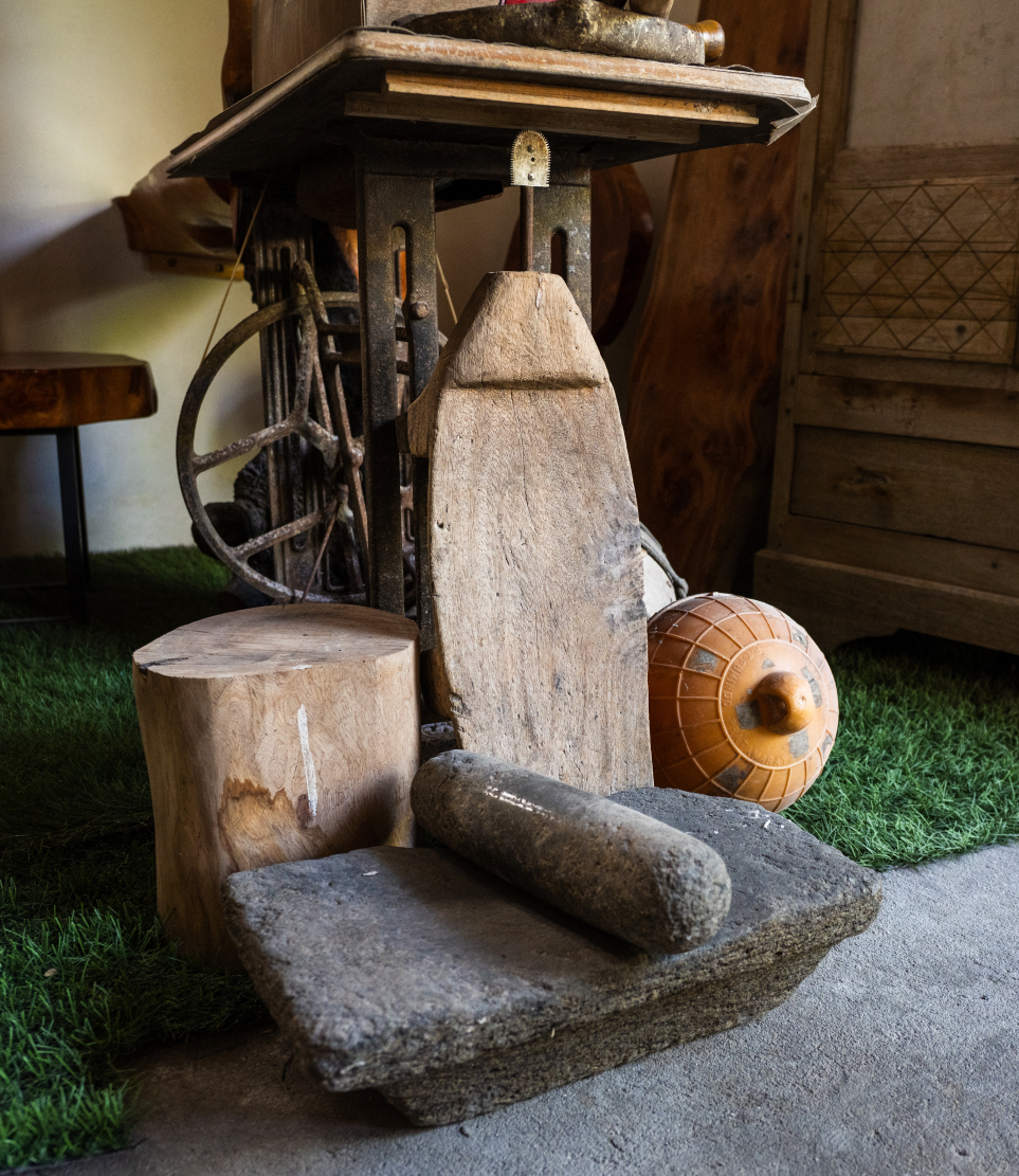 ފުވައްމުލަކުގައި ހިންގާ ކެފޭ 1940 ގައި ހުރި އިހުގައި މީހުން ބޭނުންކޮށް އުޅުނު ބައެއް ސާމާނު.-- ފޮޓޯ: ނިޝާން އަލީ | މިހާރު