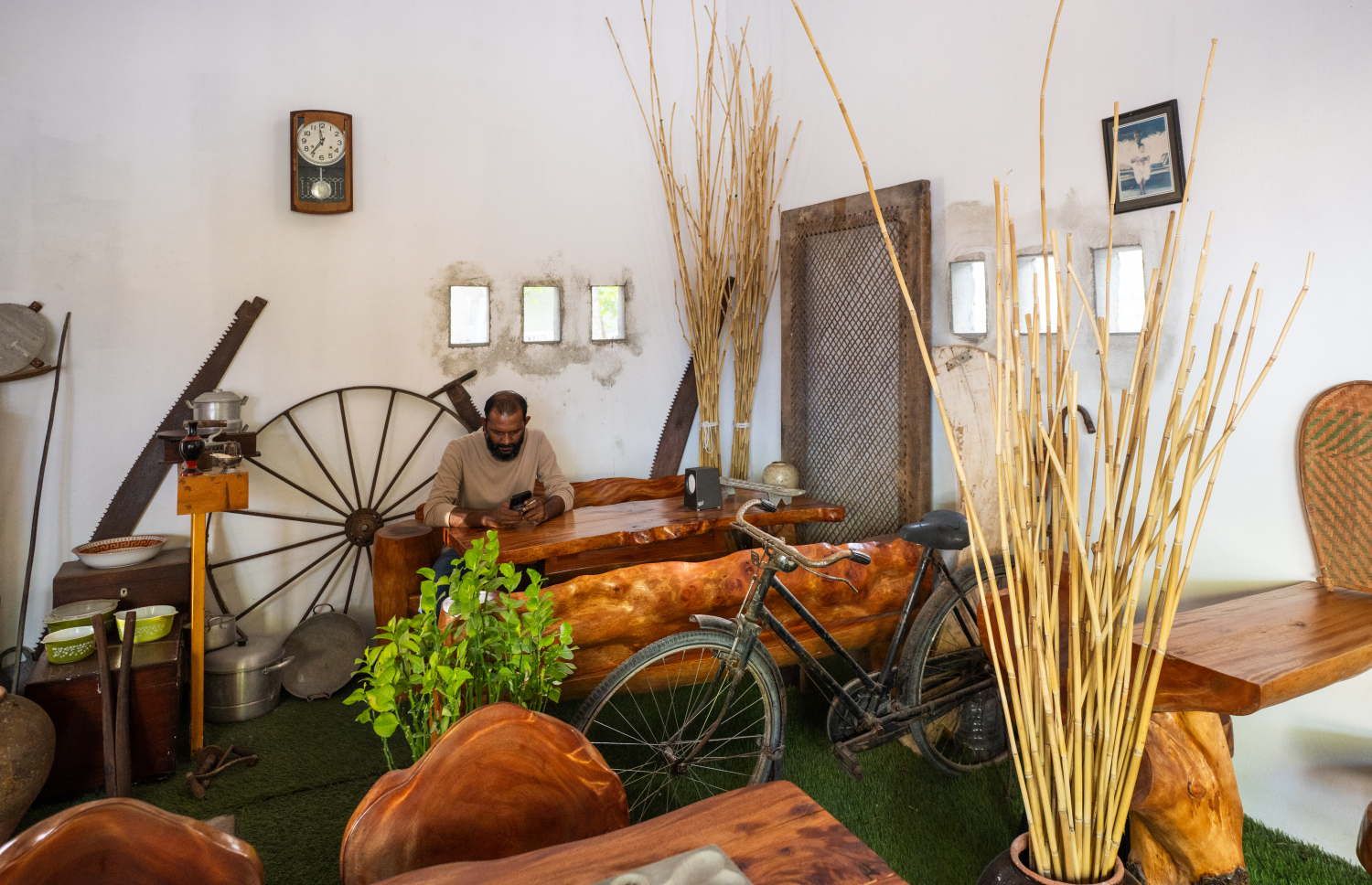 ފުވައްމުލަކުގައި ހިންގަމުން އަންނަ "ކެފޭ 1940"ގައި މީހަކު ކޮފީ ބޮނީ.-- ފޮޓޯ: ނިޝާން އަލީ | މިހާރު