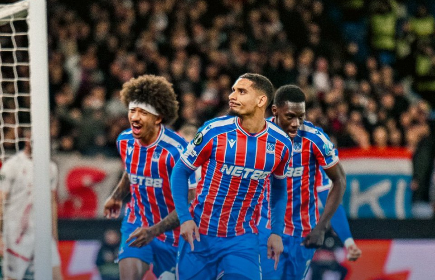 ގޯލު ޖެހުމަށް ފަހު ޕެލަސްގެ ކުޅުންތެރިން އުފާފާލުކުރަނީ.-- ފޮޓޯ: ކްރިސްޓަލް ޕެލަސް