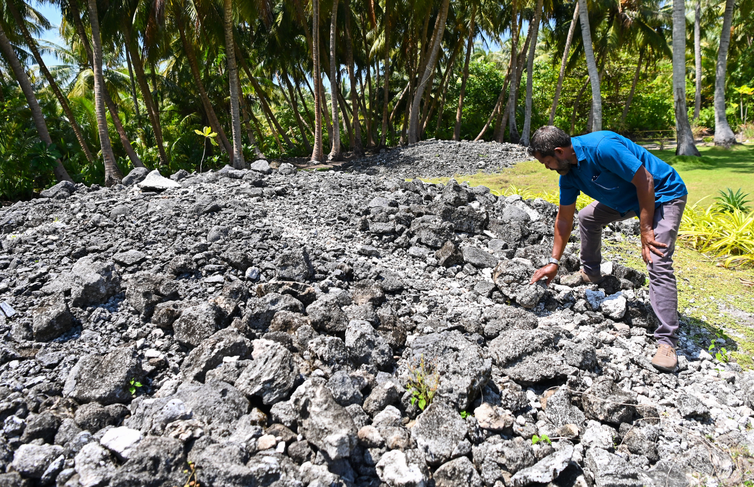 އިބްރާހީމް ހަމީދު (އެޗްޑީ) އިސްދޫ ހަވިއްތަ ސަރަހައްދުގައި ހުރި ގާފުންޏެއްގެ މައުލޫމާތު ދެއްވަނީ. ފޮޓޯ: ފަޔާޒު މޫސާ| މިހާރު