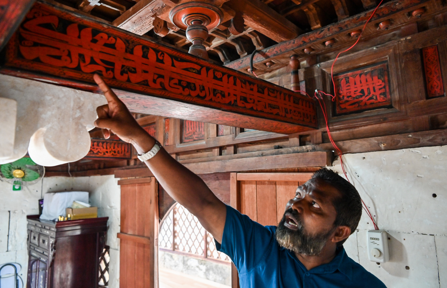 އިބްރާހީމް ހަމީދު (އެޗްޑީ) އިސްދޫ އާސާރީ މިސްކިތުގައި ހުރި ލިޔުމެއްގެ މައުލޫމާތު ދެއްވަނީ.----ފޮޓޯ: ފަޔާޒު މޫސާ| މިހާރު