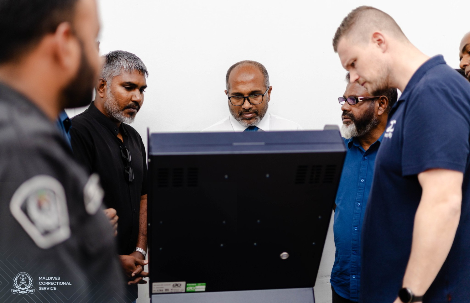 މާފުށީ ޖަލުގައި ބެހެއްޓި ބޮޑީ ސްކޭނިން މެޝިން، ހޯމް މިނިސްޓަރު އަލީ އިހުސާން އިފްތިތާހުކޮށްދެއްވަނީ.-- ފޮޓޯ: ކަރެޝަނަލް ސާވިސް