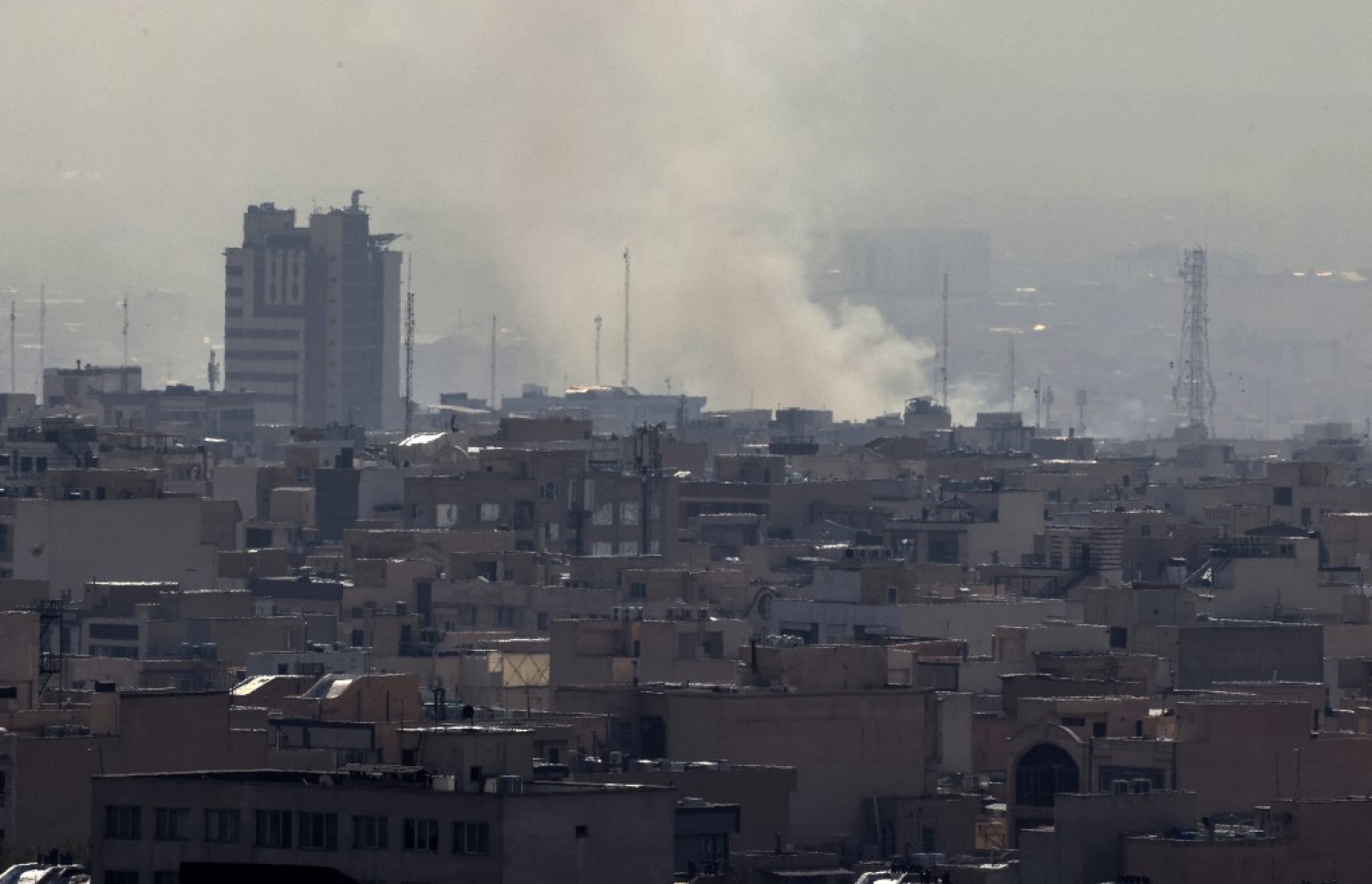 އީރާނަށް މިއަދު ދިން ހަމަލާއަކަށް ފަހު ދުން އަރަނީ: މިއީ ވެރިންނާއި އަސްކަރީ ތަންތަނަށް ދިން ހަމަލާތަކެއް ކަމަށް އެމެރިކާއިން ވަނީ ބުނެފައި. -- ފޮޓޯ: އޭއެފްޕީ