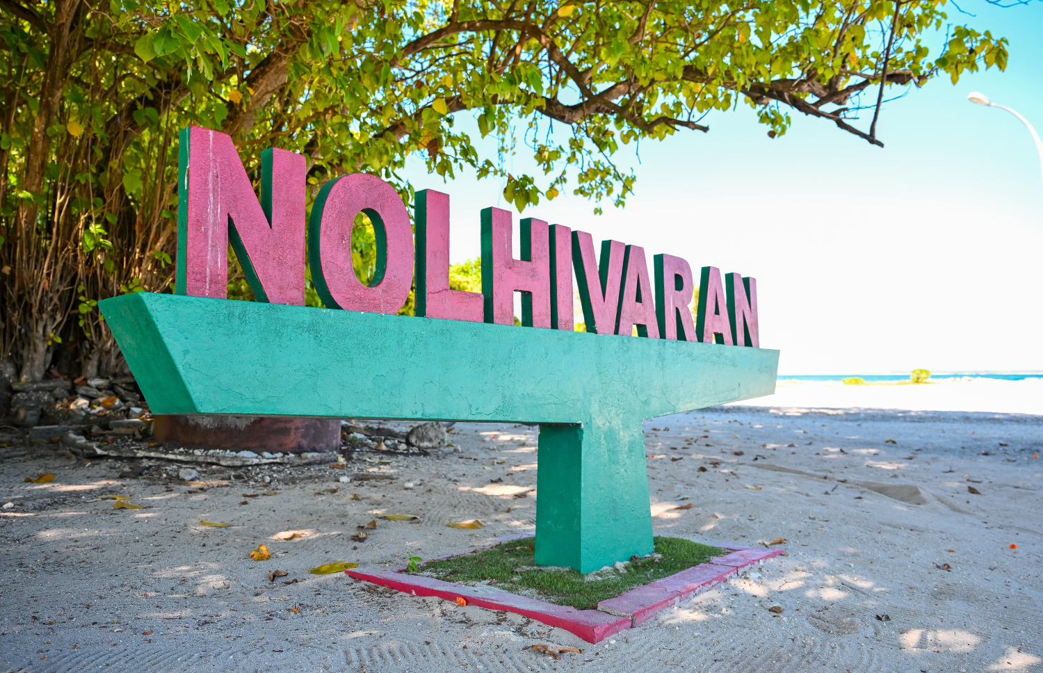 ރަށުގެ ބަނދަރުމަތީގައި ޖަހާފައިވާ ނަން ބޯޑުގައި ނޮޅިވަރަން ކަމަށް ލިޔެފައި.-- ފޮޓޯ: ފަޔާޒު މޫސާ | މިހާރު