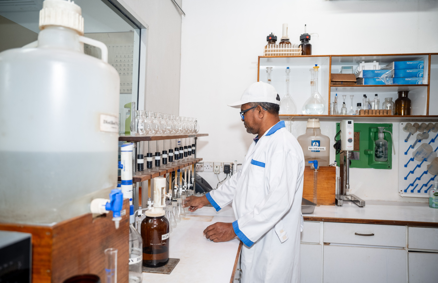 ފެލިވަރު މަސްދަޅު ބަންދުކުރުމުގެ ކުރިން އެ މަހުގެ ކޮލިޓީ ޓެސްޓެއް ޝާފިއު ހަދަނީ.---ފޮޓޯ: ނިޝާން އަލީ| މިހާރު