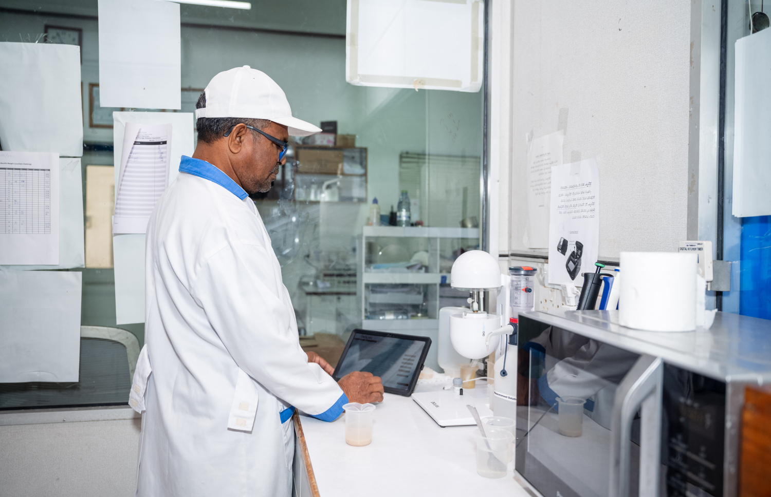 ފެލިވަރު މަސްދަޅު ބަންދުކުރުމުގެ ކުރިން އެ މަހުގެ ކޮލިޓީ ޓެސްޓެއް ޝާފިއު ހަދަނީ.---ފޮޓޯ: ނިޝާން އަލީ| މިހާރު