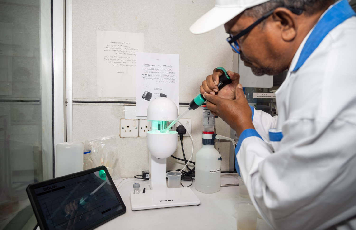 ފެލިވަރު މަސްދަޅު ބަންދުކުރުމުގެ ކުރިން އެ މަހުގެ ކޮލިޓީ ޓެސްޓެއް ޝާފިއު ހަދަނީ.---ފޮޓޯ: ނިޝާން އަލީ| މިހާރު