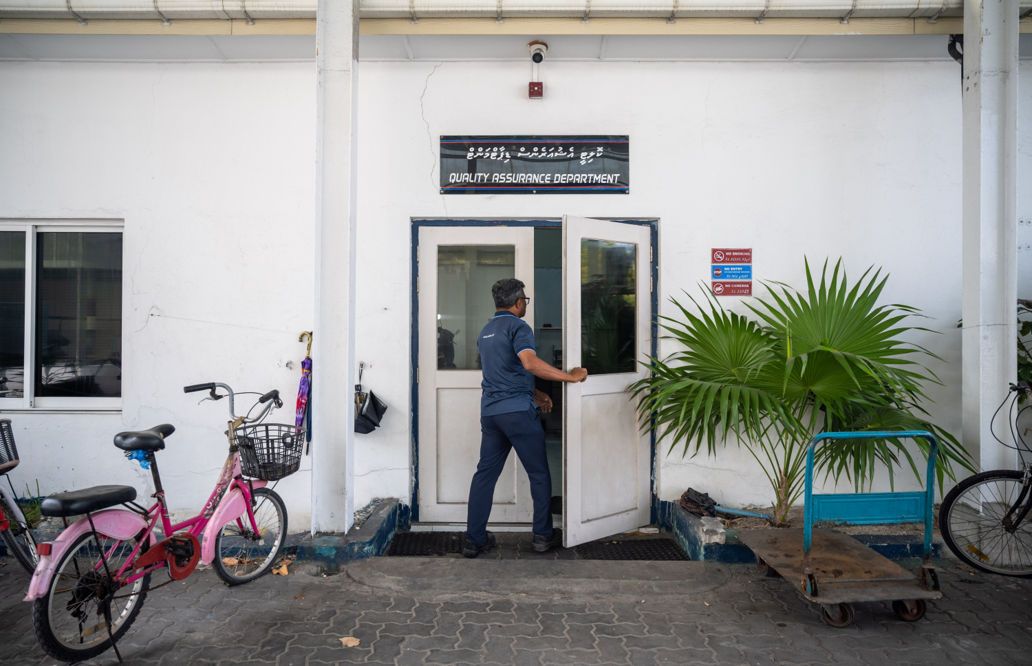 ޝާފިއު، ފެލިވަރުގެ ކޮލިޓީ އެޝުއަރެންސް ޑިޕާޓުމަންޓަށް ވަންނަނީ: އެއް މަސައްކަތެއްގައި އުޅޭތާ 27 އަހަރު ވެއްޖެ.---ފޮޓޯ: ނިޝާން އަލީ| މިހާރު