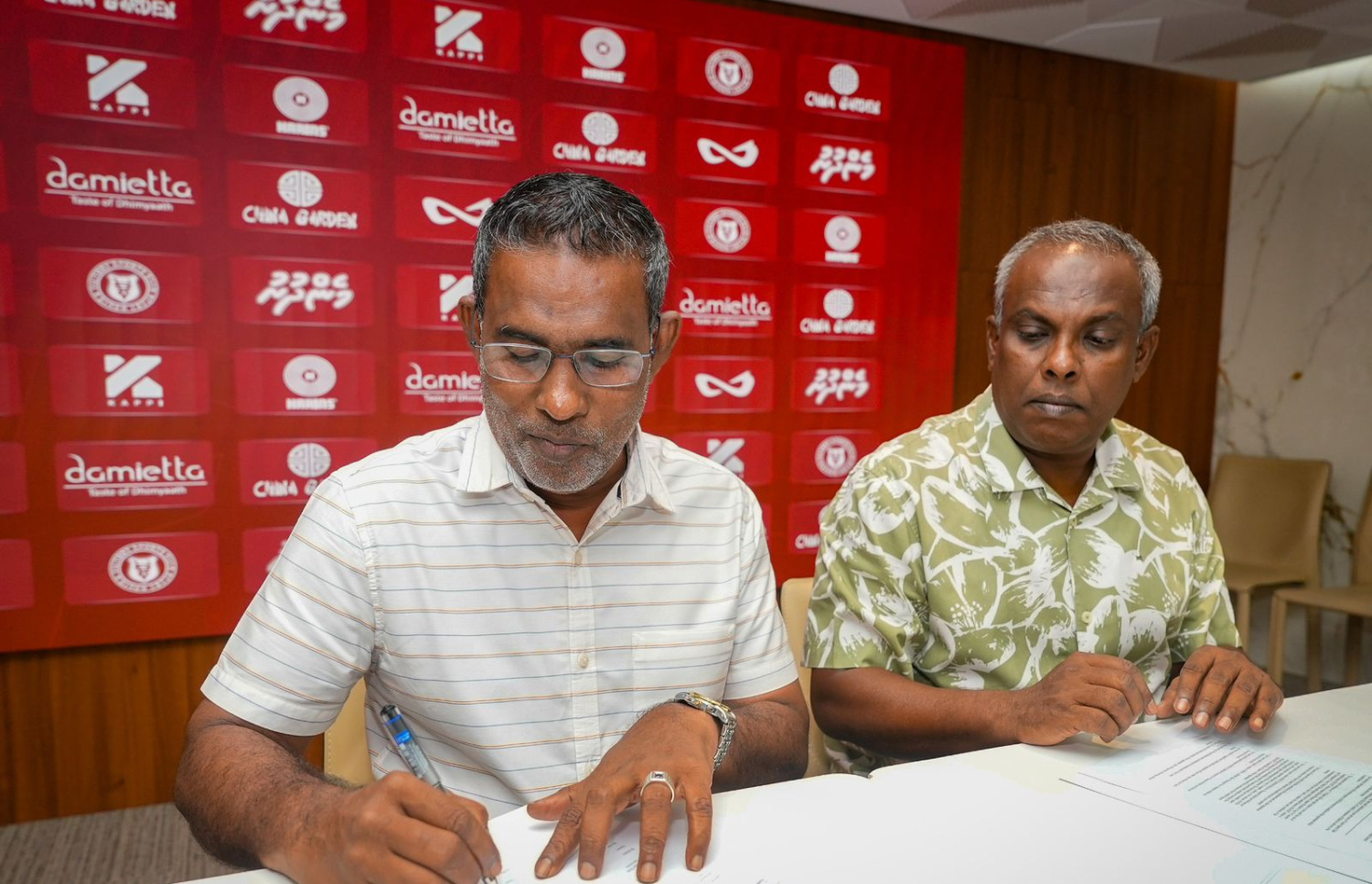 މޯހަން އާއި ވިކްޓަރީގެ ޗެއާމަން، ޝަރީ