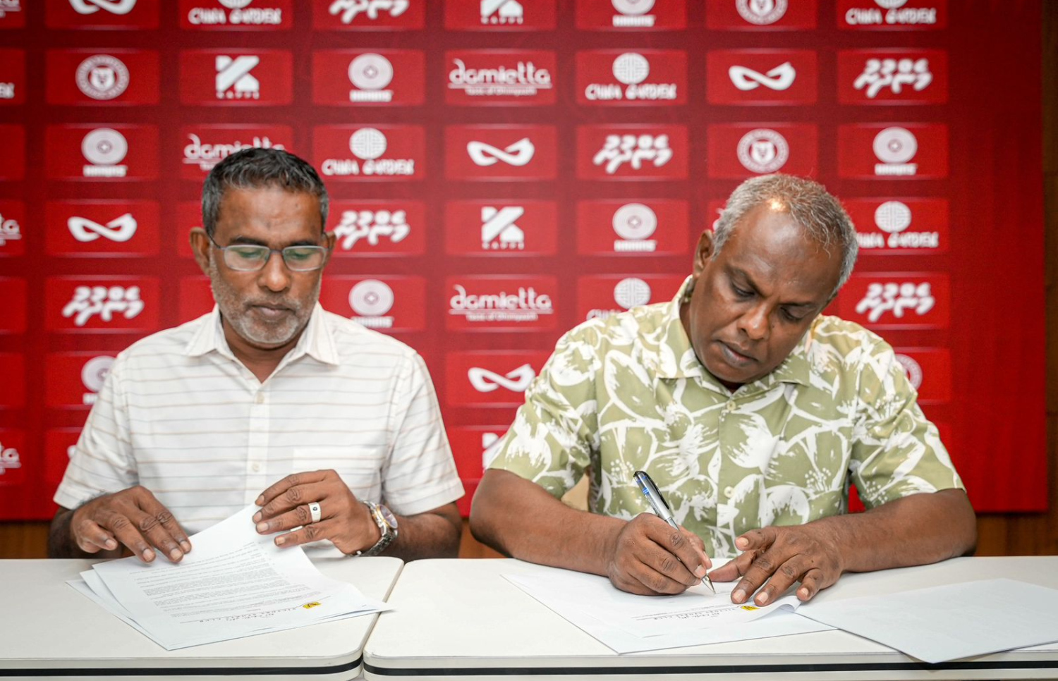 މޯހަން (ކ) ވިކްޓަރީގެ އެއްބަސްވުމުގައި ސޮއި ކުރަނީ --- ފޮޓޯ: ވިކްޓަރީ