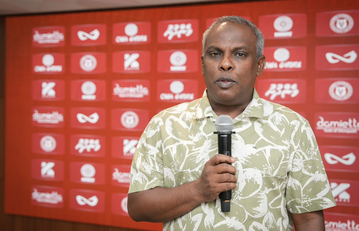 މޯހަން، ވިކްޓަރީގެ ކޯޗުކަމާ ހަވާލުވުމަށް ފަހު ވާހަކަ ދައްކަނީ --- ފޮޓޯ: ވިކްޓަރީ