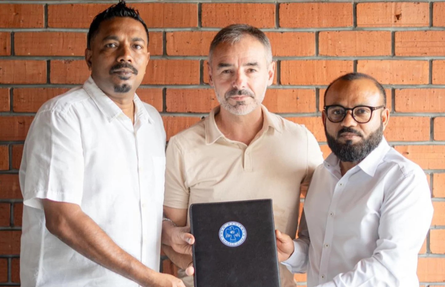 ނިއުގެ ޓެކްނިކަލް ޑައިރެކްޓަރު ކަމަށް ޖެނުއަރީ މަހު ހަމަޖެއްސި ކައިންޒޯސް އާ އެކު ނިއުގެ ޗެއާމަން މުބީން (ވ) އާއި ވައިސް ޗެއާމަން މުޖްތޮބާ ޖަލީލު (ވ): ސުޒޭން ޓެކްނިކަލް ޑައިރެކްޓަރުކަމާ ހަވާލުވުމުން ކައިންޒޯސްގެ މަގާމާ މެދު ވާނެ ގޮތެއް ހާމައެއް ނުކުރޭ --- ފައިލް ފޮޓޯ: ނިއު ރޭޑިއަންޓް