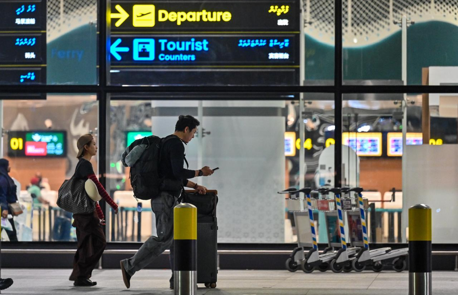 މިދިޔަ މަހުގެ 28 ވަނަ ދުވަހުގެ ރޭ ފްލައިޓު ކެންސަލްވުމުން ދެ ޓޫރިސްޓަކު ވެލާނާ އިންޓަނޭޝަަނަލް އެއާޕޯޓުގައި ހިނގާފައި ދަނީ.-- ފޮޓޯ: ފަޔާޒު މޫސާ | މިހާރު