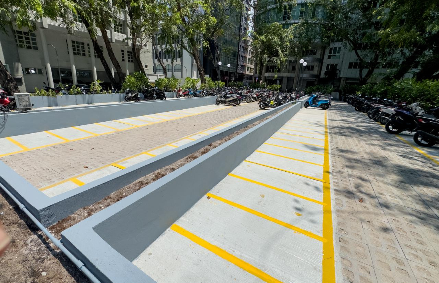 ހުރަވީ ބިލްޑިން ބިމުގައި ހަދާފައިވާ ޕާކިން ޒޯން.-- ފޮޓޯ: ނިޝާން އަލީ | މިހާރު