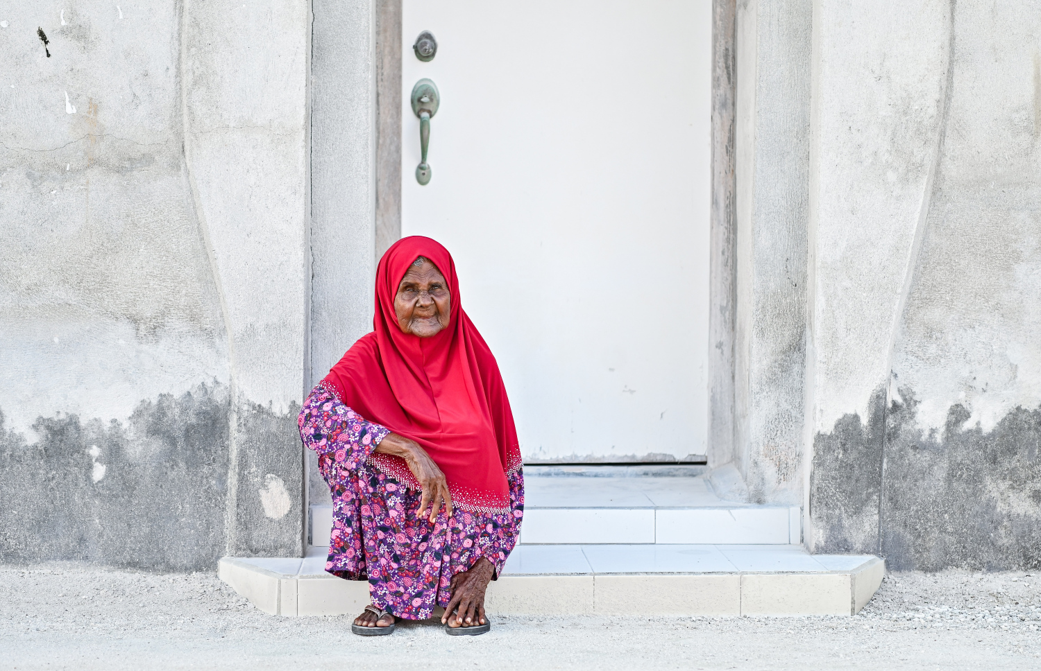 ހަލީމާ، އޭނާގެ ގޭގެ ބޭރުގައި އިށީނދެލައިގެން.-- ފޮޓޯ: ފަޔާޒު މޫސާ/ މިހާރު