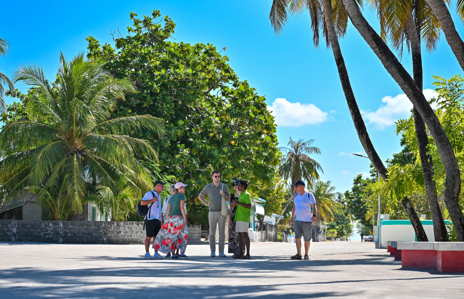 އުތީމު ގަނޑުވަރު ބަލަން އުތީމަށް ދިޔަ ފަތުރުވެރިންތަކެއް ގަނޑުވަރު ބޭރުގައި މަޑުކޮށްލައިގެން  --- މިހާރު ފޮޓޯ/ފަޔާޒު މޫސާ