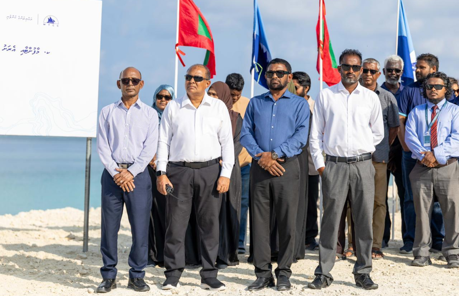 މާފުށި ބިން ހިއްކުމުގެ މަސައްކަތް ފަށުމަށް ބެއްވި ރަސްމިއްޔާތުގައި މިނިސްޓްރީތަކާއި ކުންފުނިތަކުގެ ވެރިން ބައިވެރިވަނީ..-- ފޮޓޯ: ހައުސިން މިނިސްޓްރީ