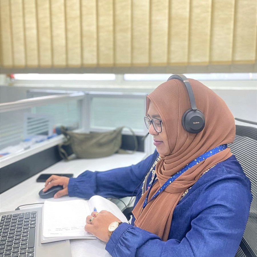 އައިޝާ، އައްޑޫގައި ހުންނަ އެސްޓީއޯގެ ކޯލް ސެންޓަރުގައި ކަސްޓަމަރެއްގެ ވާހަކަ އަޑުއަހަނީ.