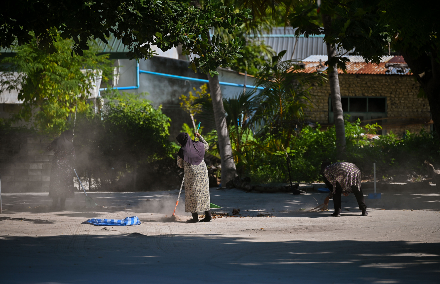 އުތީމުގެ މީހުން އެ ރަށުގެ މަގުތައް ކުނި ކަހާ ސާފުކުރަނީ: އެ ރަށުގެ މަގުތަކަކީ އާދަޔާ ހިލާފް ސާފު މަގުތަކެއް --- މިހާރު ފޮޓޯ/ފަޔާޒް މޫސާ