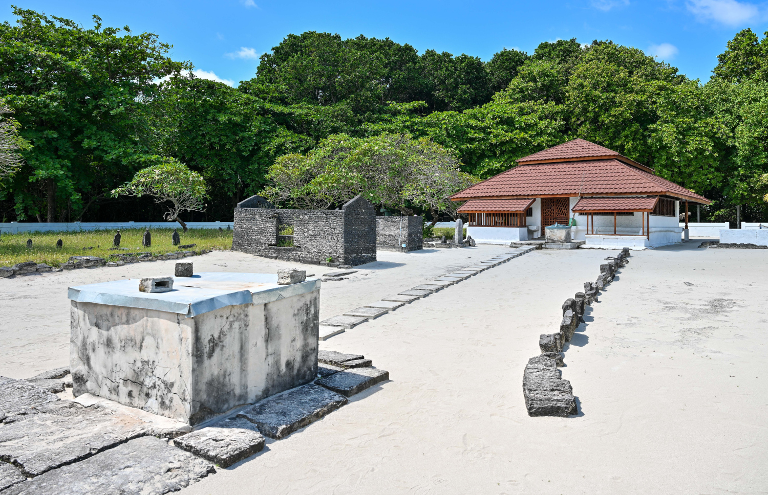 އުތީމުގައި ހުރި ތާރީހީ މިސްކިތެއް ކަމަށްވާ ކަނދުވަލު މިސްކިތް --- މިހާރު ފޮޓޯ/ފަޔާޒު މޫސާ