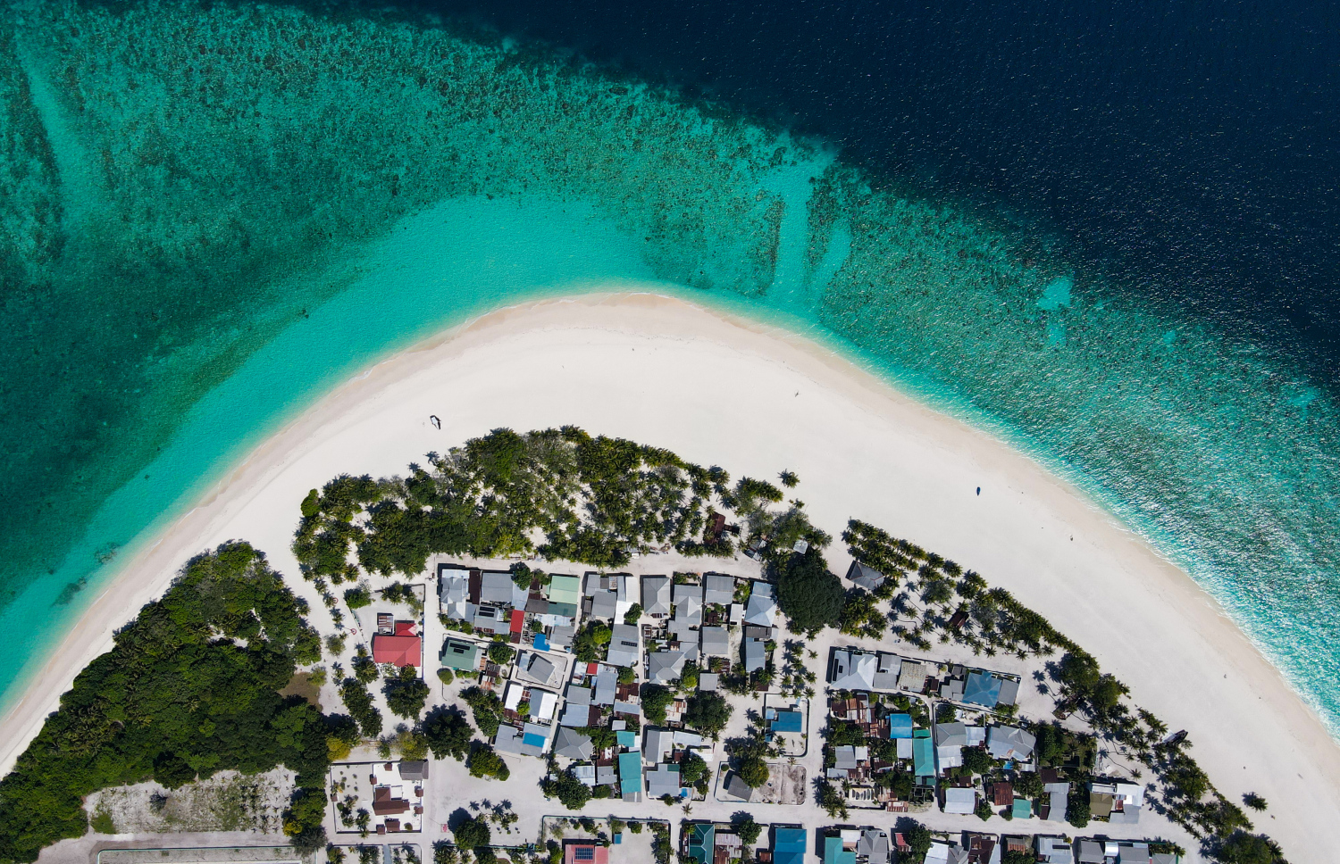 އުތީމު ވަށައިގެން އޮންނަ ބޮޑު ދޮންވެލި ބީޗް --- މިހާރު ފޮޓޯ/ފަޔާޒު މޫސާ