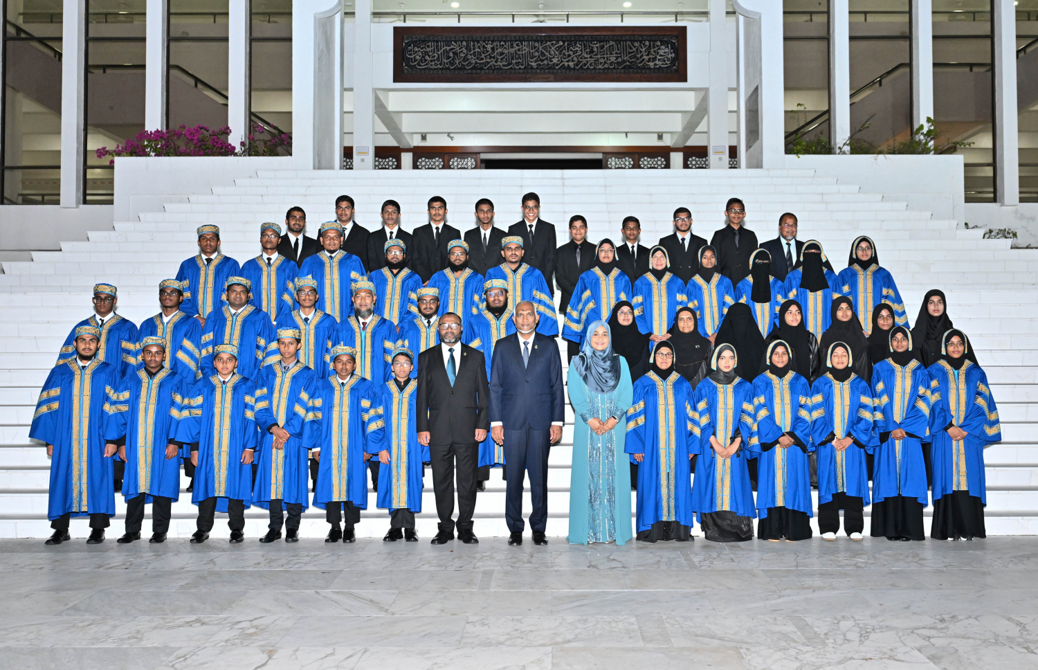 ކީރިތި ޤުރުއާން ހިތުދަސްކުރި ހާފިޒުންނާއެކު، ރައީސް، ޑރ. މުހައްމަދު މުޢިއްޒު ފޮޓޯ ނަންގަވަނީ --- ފޮޓޯ/ރައީސް އޮފީސް