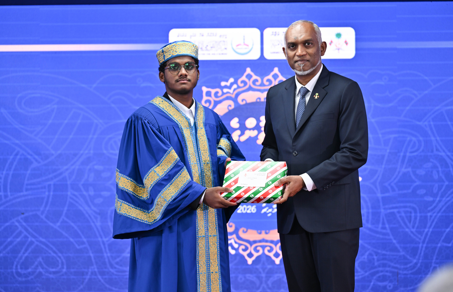 ކީރިތި ޤުރުއާން ހިތުދަސްކުރި ހާފިޒަކަށް، ރައީސް މުޢިއްޒު މެޑަލް ހަވާލުކުރައްވަނީ: ޤުރުއާން ހިތުދަސްކޮށް 31 ހާފިޒުން ވަނީ ދަސްވެނިވެފައި --- ފޮޓޯ/ރައީސް އޮފީސް