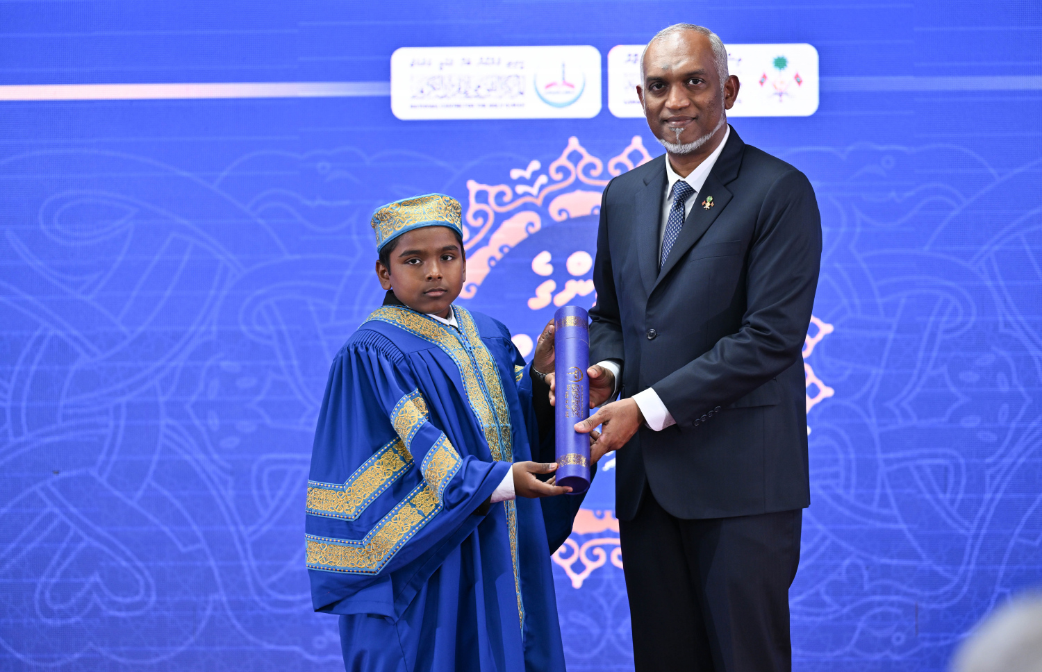 ކީރިތި ޤުރުއާން ހިތުދަސްކުރި ހާފިޒަކަށް، ރައީސް މުޢިއްޒު މެޑަލް ހަވާލުކުރައްވަނީ: ޤުރުއާން ހިތުދަސްކޮށް 31 ހާފިޒުން ވަނީ ދަސްވެނިވެފައި --- ފޮޓޯ/ރައީސް އޮފީސް