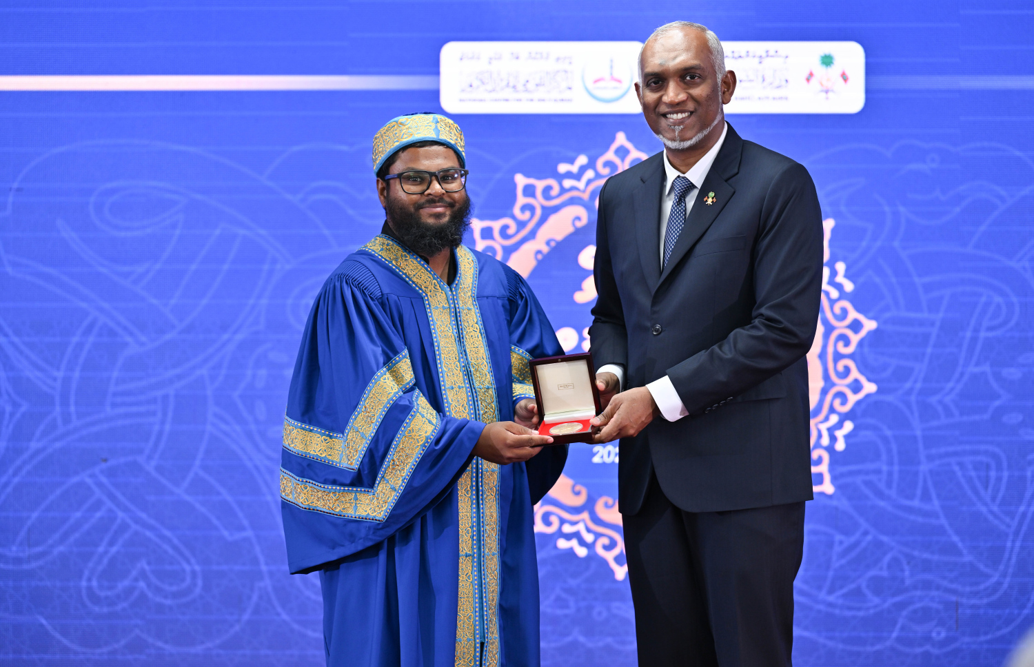 ކީރިތި ޤުރުއާން ހިތުދަސްކުރި ހާފިޒަކަށް، ރައީސް މުޢިއްޒު މެޑަލް ހަވާލުކުރައްވަނީ: ޤުރުއާން ހިތުދަސްކޮށް 31 ހާފިޒުން ވަނީ ދަސްވެނިވެފައި --- ފޮޓޯ/ރައީސް އޮފީސް