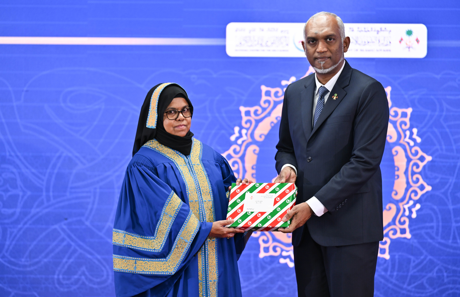 ކީރިތި ޤުރުއާން ހިތުދަސްކުރި ހާފިޒަކަށް، ރައީސް މުޢިއްޒު މެޑަލް ހަވާލުކުރައްވަނީ: ޤުރުއާން ހިތުދަސްކޮށް 31 ހާފިޒުން ވަނީ ދަސްވެނިވެފައި --- ފޮޓޯ/ރައީސް އޮފީސް