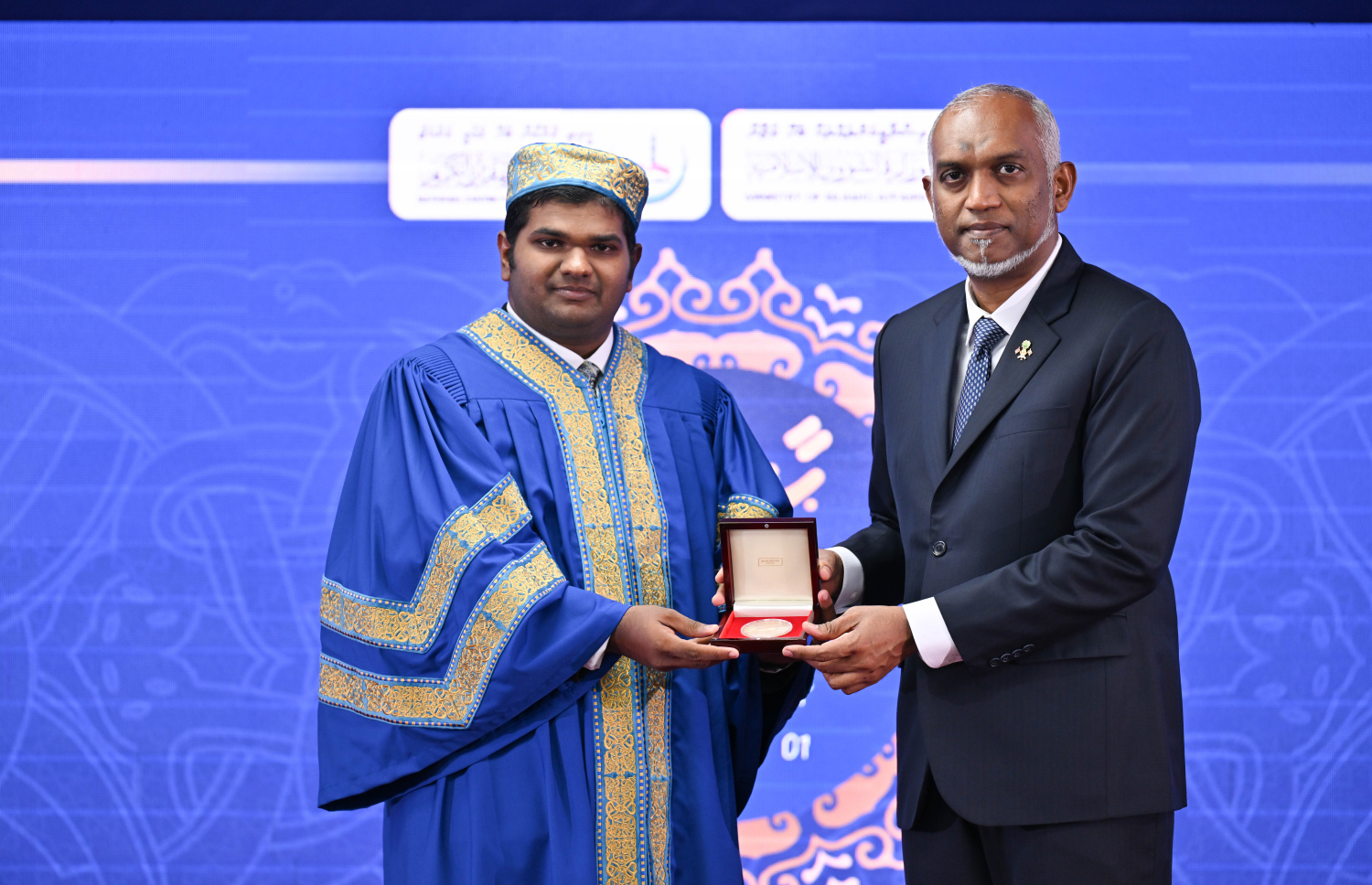 ކީރިތި ޤުރުއާން ހިތުދަސްކުރި ހާފިޒަކަށް، ރައީސް މުޢިއްޒު މެޑަލް ހަވާލުކުރައްވަނީ: ޤުރުއާން ހިތުދަސްކޮށް 31 ހާފިޒުން ވަނީ ދަސްވެނިވެފައި --- ފޮޓޯ/ރައީސް އޮފީސް