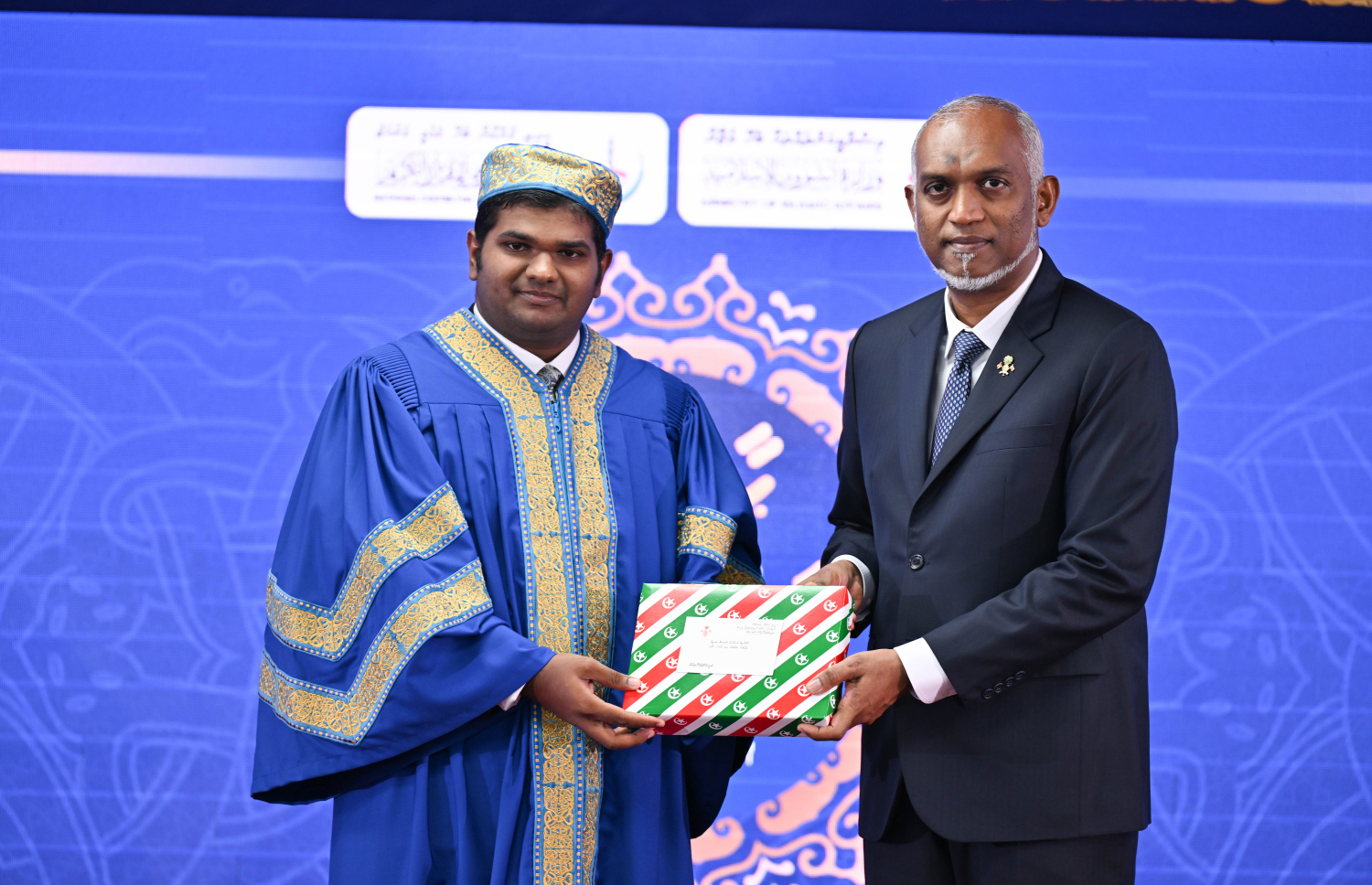 ކީރިތި ޤުރުއާން ހިތުދަސްކުރި ހާފިޒަކަށް، ރައީސް މުޢިއްޒު މެޑަލް ހަވާލުކުރައްވަނީ: ޤުރުއާން ހިތުދަސްކޮށް 31 ހާފިޒުން ވަނީ ދަސްވެނިވެފައި --- ފޮޓޯ/ރައީސް އޮފީސް