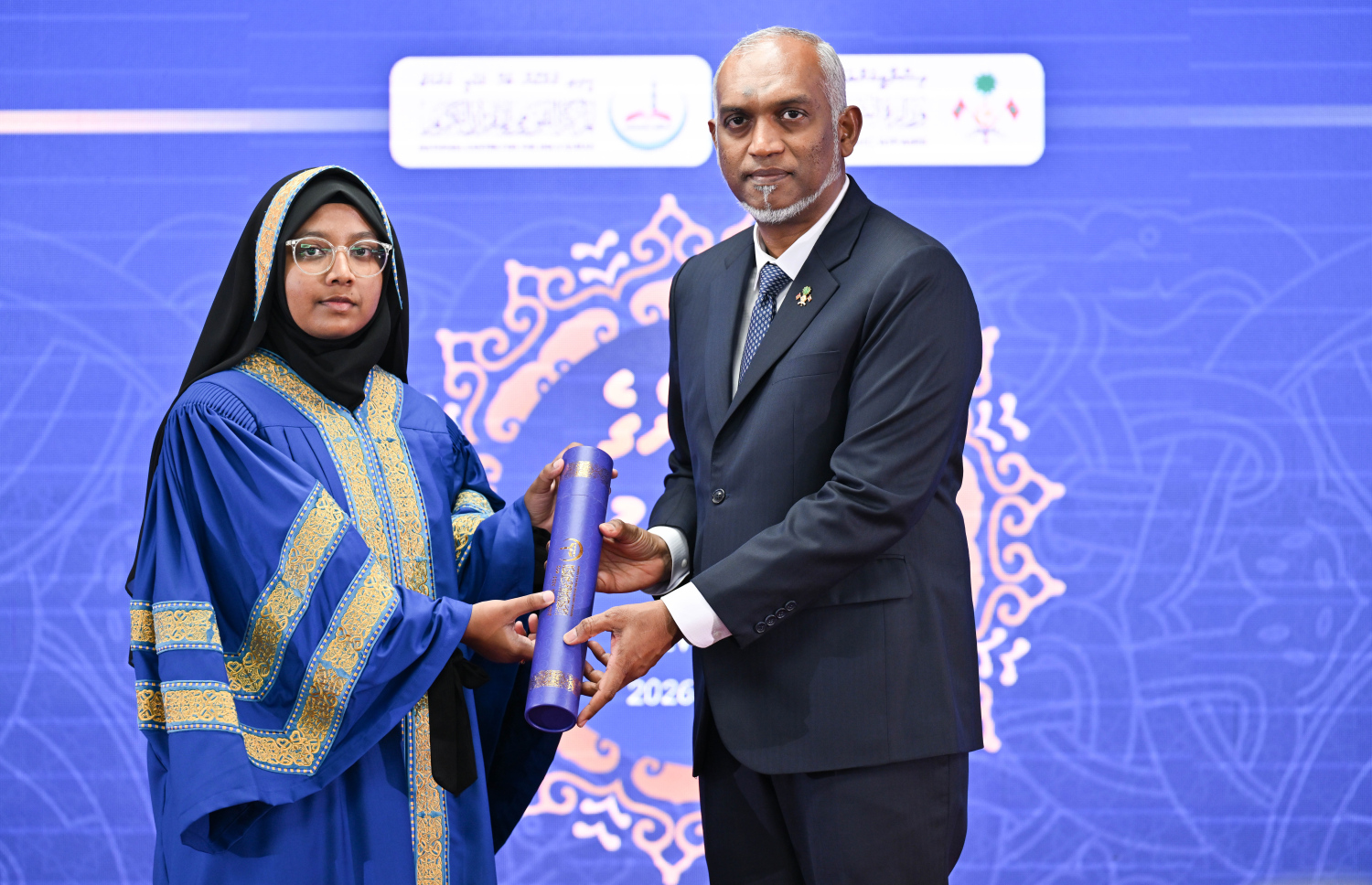 ކީރިތި ޤުރުއާން ހިތުދަސްކުރި ހާފިޒަކަށް، ރައީސް މުޢިއްޒު މެޑަލް ހަވާލުކުރައްވަނީ: ޤުރުއާން ހިތުދަސްކޮށް 31 ހާފިޒުން ވަނީ ދަސްވެނިވެފައި --- ފޮޓޯ/ރައީސް އޮފީސް