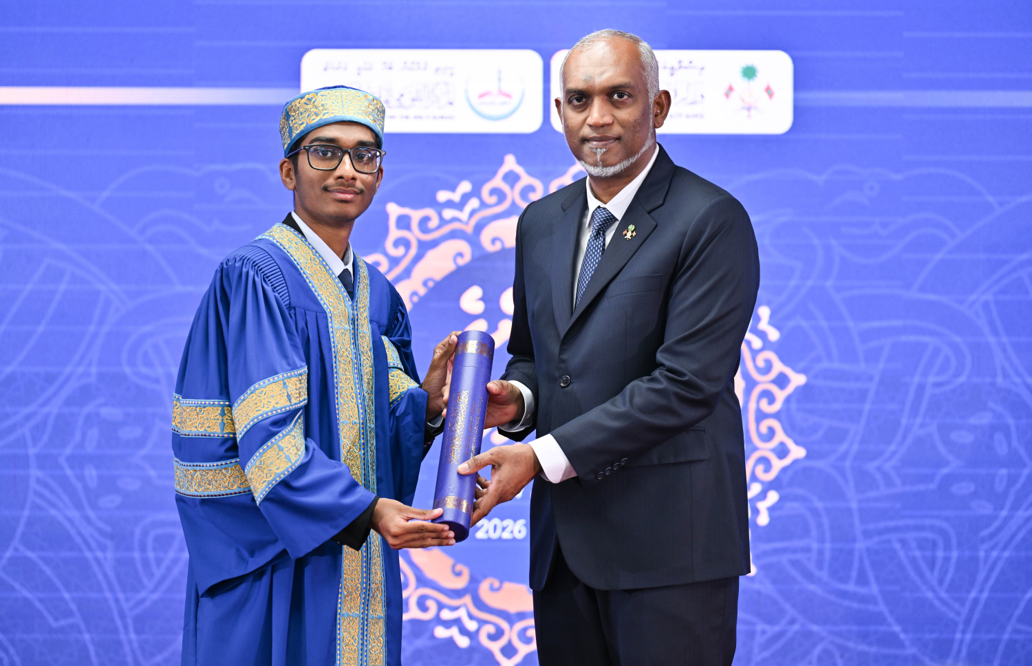 ކީރިތި ޤުރުއާން ހިތުދަސްކުރި ހާފިޒަކަށް، ރައީސް މުޢިއްޒު މެޑަލް ހަވާލުކުރައްވަނީ: ޤުރުއާން ހިތުދަސްކޮށް 31 ހާފިޒުން ވަނީ ދަސްވެނިވެފައި --- ފޮޓޯ/ރައީސް އޮފީސް