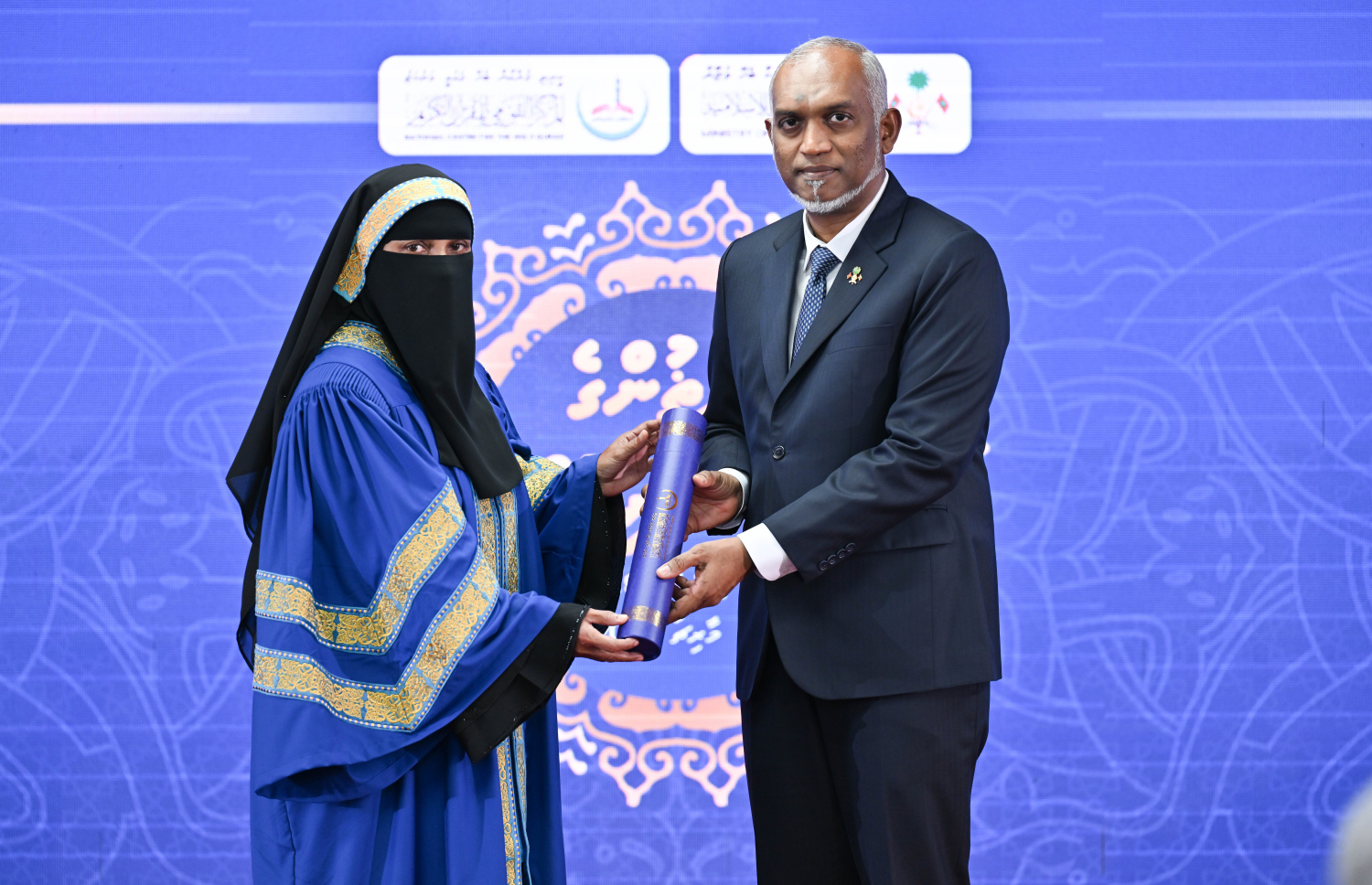 ކީރިތި ޤުރުއާން ހިތުދަސްކުރި ހާފިޒަކަށް، ރައީސް މުޢިއްޒު މެޑަލް ހަވާލުކުރައްވަނީ: ޤުރުއާން ހިތުދަސްކޮށް 31 ހާފިޒުން ވަނީ ދަސްވެނިވެފައި --- ފޮޓޯ/ރައީސް އޮފީސް