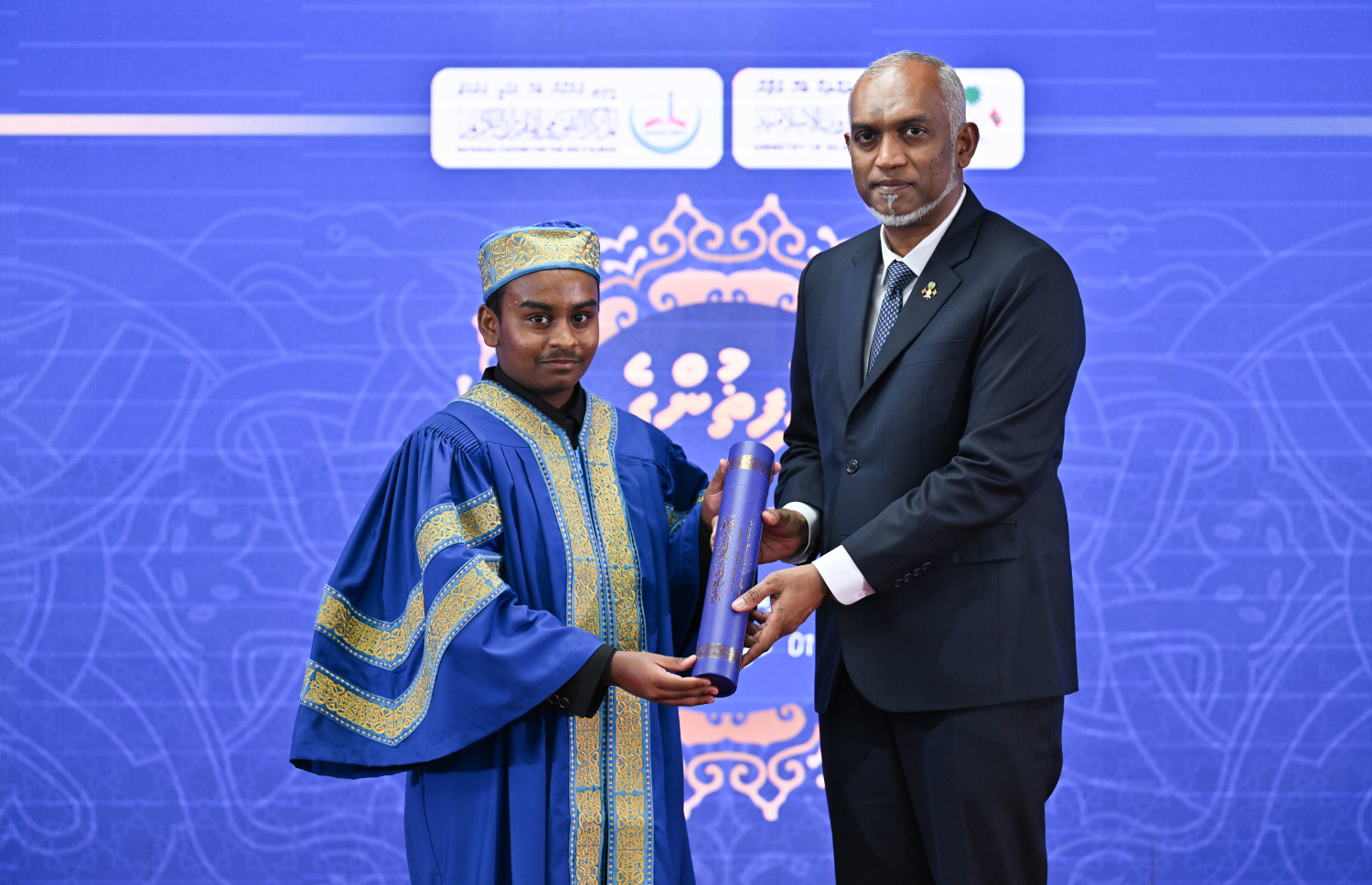 ކީރިތި ޤުރުއާން ހިތުދަސްކުރި ހާފިޒަކަށް، ރައީސް މުޢިއްޒު މެޑަލް ހަވާލުކުރައްވަނީ: ޤުރުއާން ހިތުދަސްކޮށް 31 ހާފިޒުން ވަނީ ދަސްވެނިވެފައި --- ފޮޓޯ/ރައީސް އޮފީސް