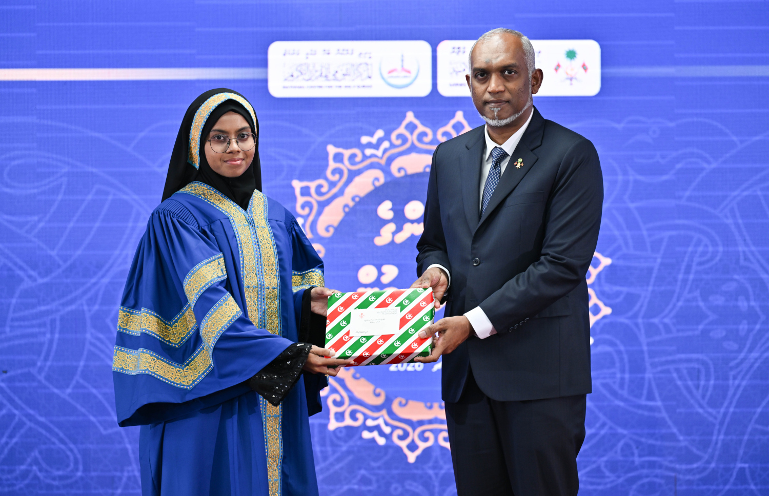 ކީރިތި ޤުރުއާން ހިތުދަސްކުރި ހާފިޒަކަށް، ރައީސް މުޢިއްޒު މެޑަލް ހަވާލުކުރައްވަނީ: ޤުރުއާން ހިތުދަސްކޮށް 31 ހާފިޒުން ވަނީ ދަސްވެނިވެފައި --- ފޮޓޯ/ރައީސް އޮފީސް