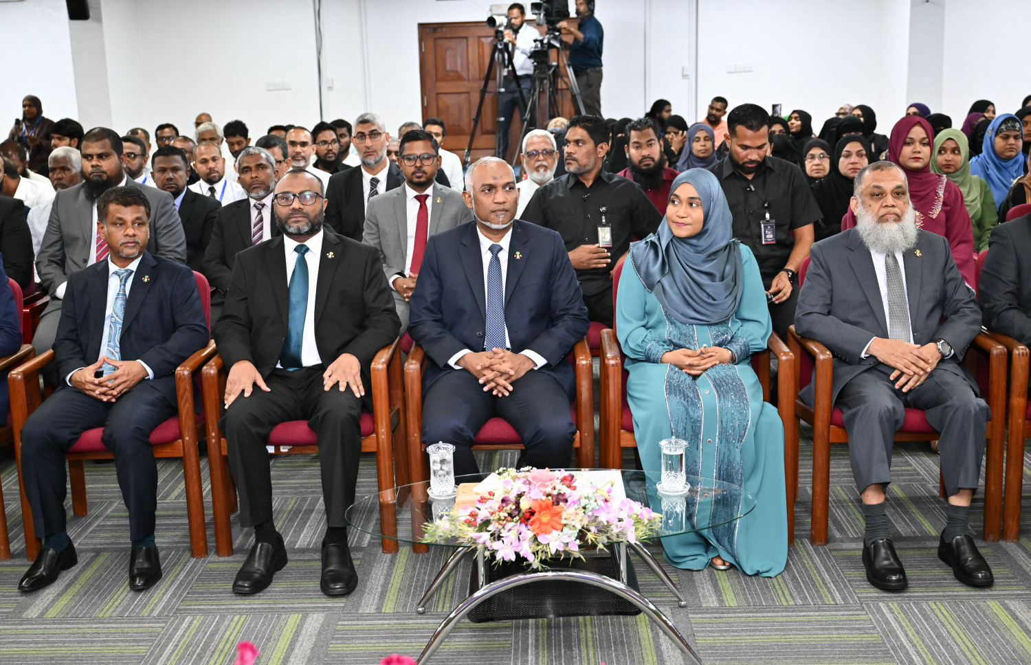 އިސްލާމީ މަރުކަޒުގައި ބޭއްވި ހާފިޒުން ދަސްވެނިވި ރަސްމިއްޔާތުގައި ރައީސްގެ ދެކަނބަލުން ބައިވެރިވެވަޑައިގަންނަވަނީ --- ފޮޓޯ/ރައީސް އޮފީސް
