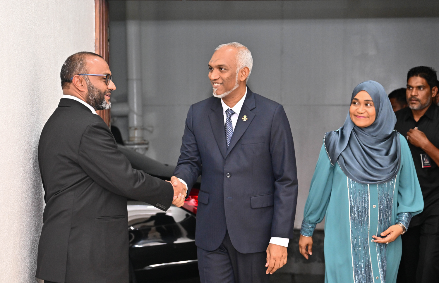 އިސްލާމީ މަރުކަޒުގައި ބޭއްވި ހާފިޒުން ދަސްވެނިވި ރަސްމިއްޔާތައް ރައީސްގެ ދެކަނބަލުން ވަޑައިގަތުމުން އިސްލާމިކް މިނިސްޓަރު ޝަހީމް މަރުހަބާ ދަންނަވަނީ --- ފޮޓޯ/ރައީސް އޮފީސް