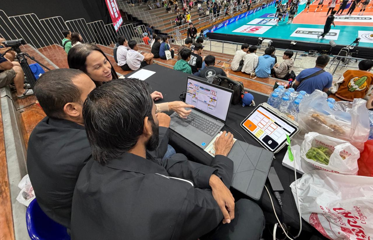 ފަރުހާނާއި ޖަމްޝާދު ތައިލެންޑްގެ ވޮލީ ލީގުގެ ޓެކްނިކަލް އޮފިޝަލުންގެ ގޮތުގައި މަސައްކަތް ކުރަނީ