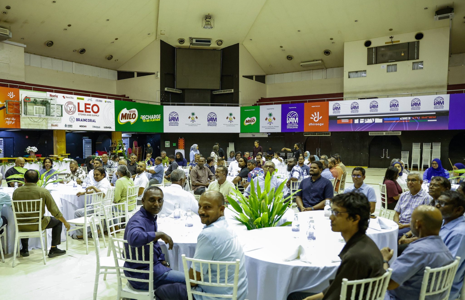 ކުޅިވަރު އެސޯސިއޭޝަންތަކުގެ ވެރިންނަށް މިނިސްޓަރު އަބްދުﷲ ރާފިއު ބޭއްވި ތަރާވީހުގައިި: އެސޯސިއޭޝަންތައް ކަތި މަގަކުން ދިއުން ހުއްޓުވަން އެކްސްކޯ މެންބަރުންގެ ޒިންމާ ބޮޑު ކަމަށް މިނިސްޓަރު ވިދާޅުވި --- ފޮޓޯ: ސްޕޯޓްސް މިނިސްޓްރީ