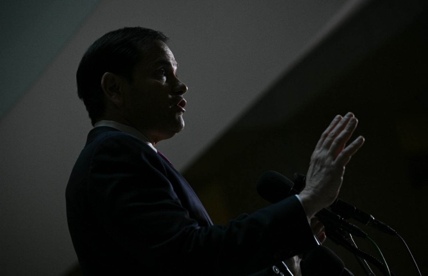 އެމެރިކާގެ ސެކްރެޓަރީ އޮފް ސްޓޭޓް މާކޯ ރުބިއޯ އިއްޔެ ނޫސްވެރިންނާ ވާހަކަ ދައްކަވަނީ. -- ފޮޓޯ: އޭއެފްޕީ