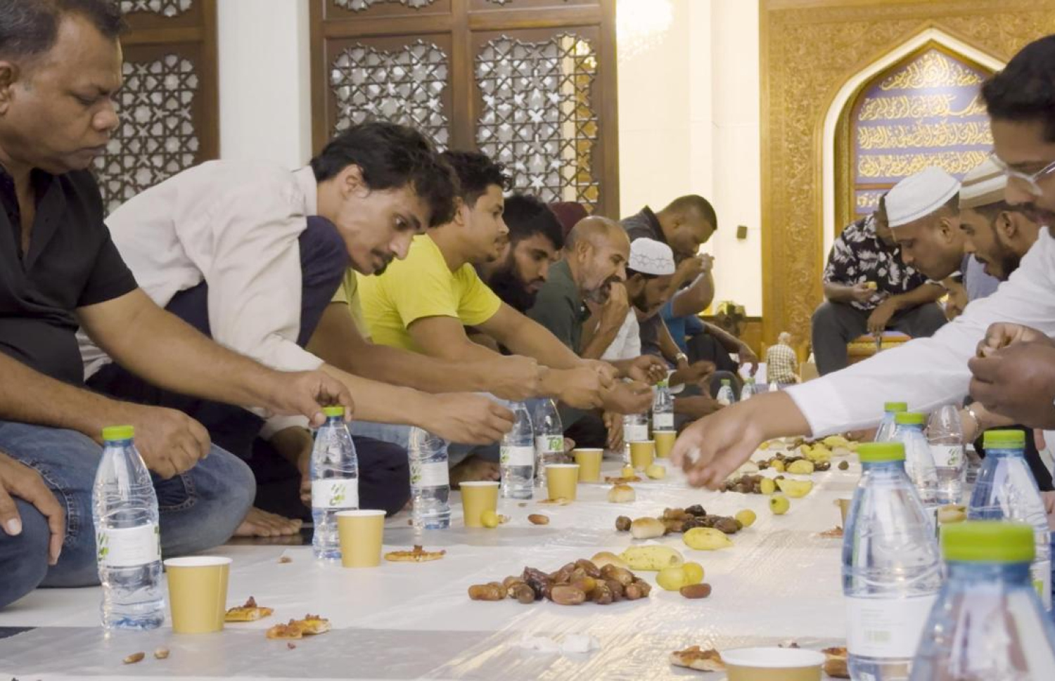 ސަލަފުން މިސްކިތްތަކުގައި ރޯދަވީއްލުން ދެނީ.--