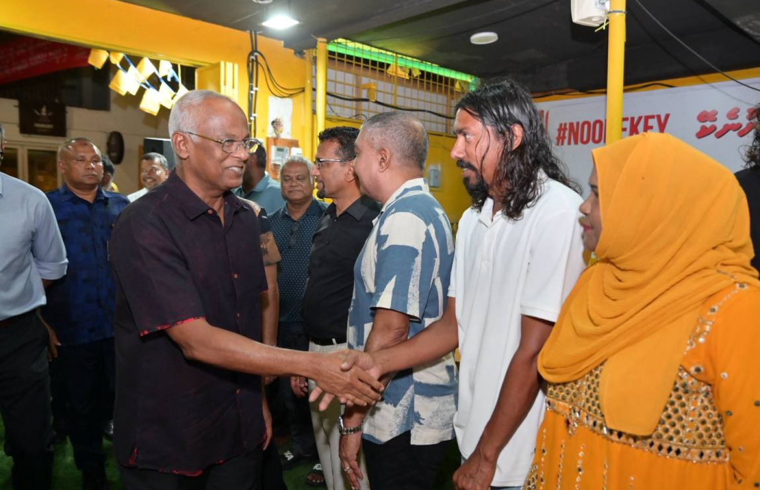 އެމްޑީޕީން ބޭއްވި ޖަގަހަ ޖަލްސާގައި އިބޫ ޕާޓީގެ މެމްބަރުންނާ ސަލާމްކުރައްވަނީ.-- ފޮޓޯ: އެމްޑީޕީ