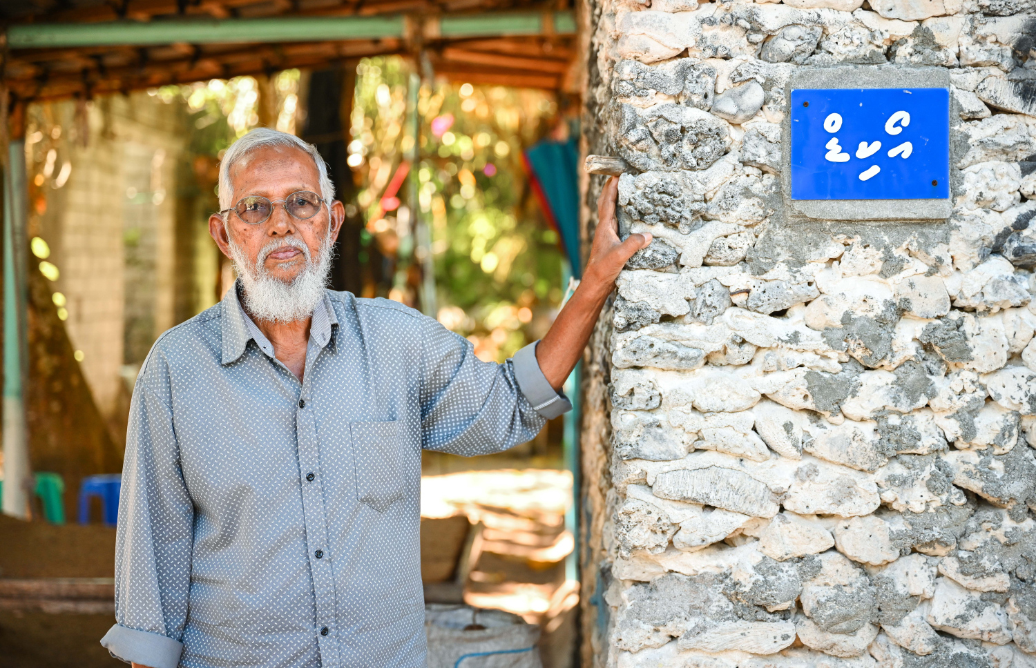 އަބްދުﷲ މޫސާގެ "އޯކިޑު" ގޭގެ ބޭރުގައި ފޮޓޯއަކަށް ހުއްޓިލައިގެން. ގޭގެ ނަން ބޯޑުން އެ ފެންނަނީ އޭނާގެ ލިޔުމުގެ ރީތިކަން-- ފޮޓޯ: ފަޔާޒު މޫސާ | މިހާރު