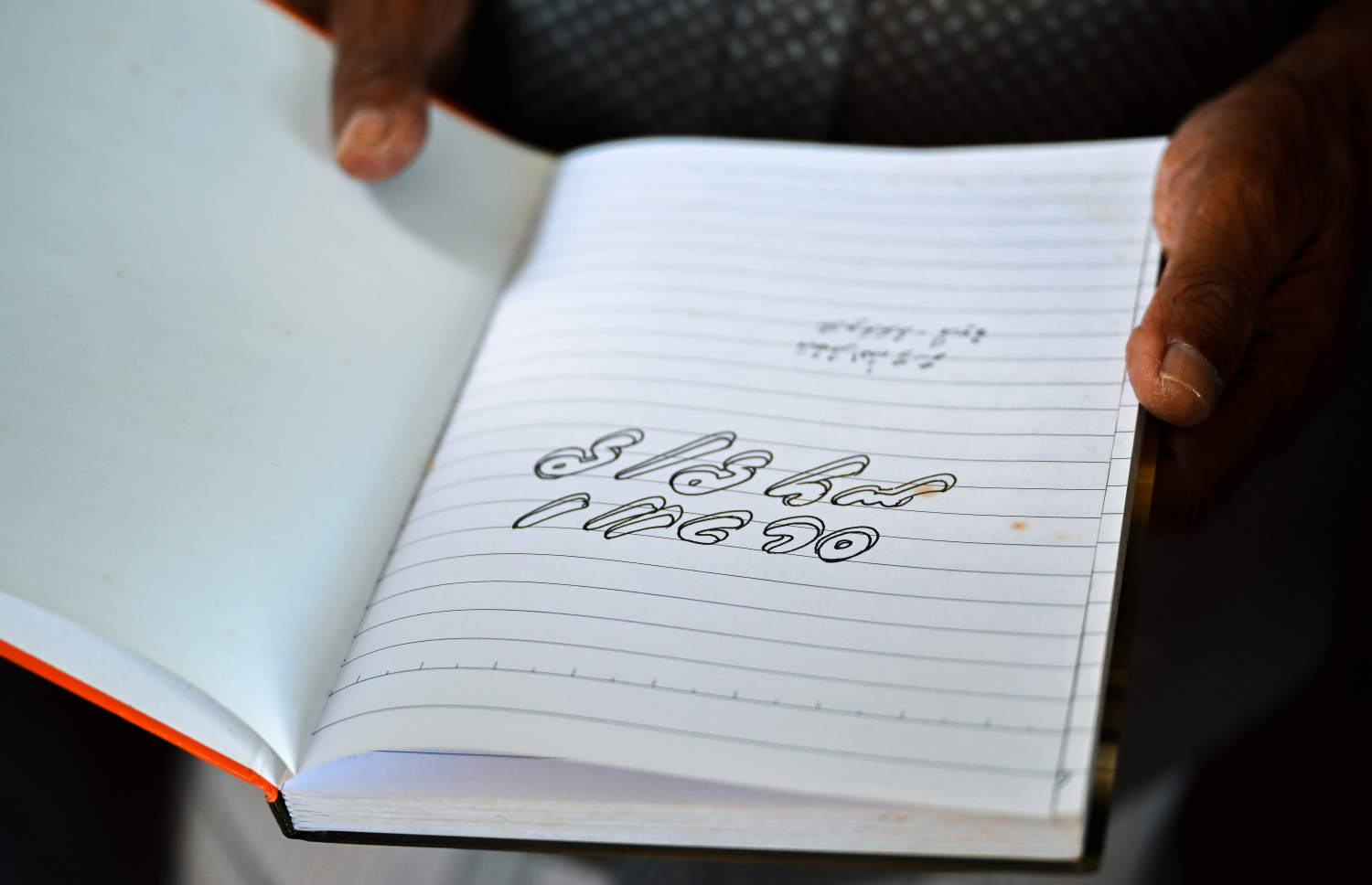 މޫސަ ލިޔެފައިވާ ޅެންތައް ފޮތެއްގައި ރައްކާކޮށްފައި-- ފޮޓޯ: ފަޔާޒު މޫސާ | މިހާރު