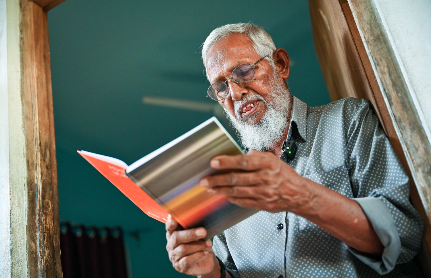 މޫސަ ލިޔެފައިވާ ބައެއް ޅެންތައް ކިޔައިދެނީ-- ފޮޓޯ: ފަޔާޒު މޫސާ | މިހާރު