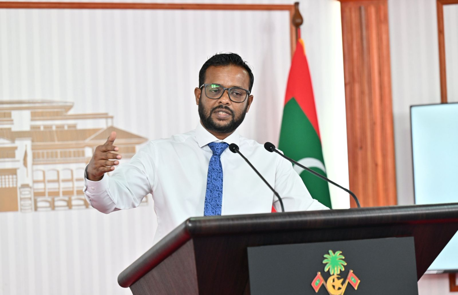 ނޫސްވެރިންގެ ބައްދަލުވުމުގައި ހައުސިން މިނިސްޓަރު މުއްތަލިބު ވާހަކަ ދައްކަވަނީ-- ފޮޓޯ: ރައީސް އޮފީސް