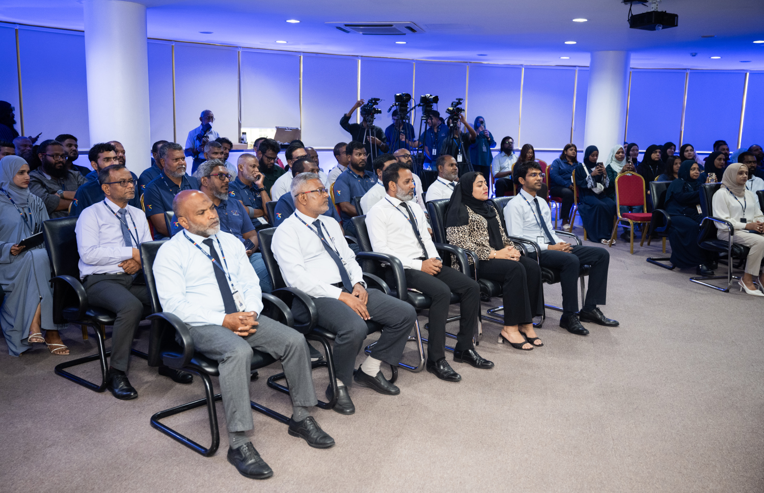 ސްޓެލްކޯގެ ކަސްޓަމާ ސާވީސް ޕޯޓަލް "ވަށަނި" އިފްތިތާހު ކުރުމަށް ބޭއްވި ރަސްމިއްޔާތުގައި އެ ކުންފުނީގެ މުވައްޒަފުން ބައިވެރިވަނީ.-- ފޮޓޯ: ނިޝާން އަލީ / މިހާރު