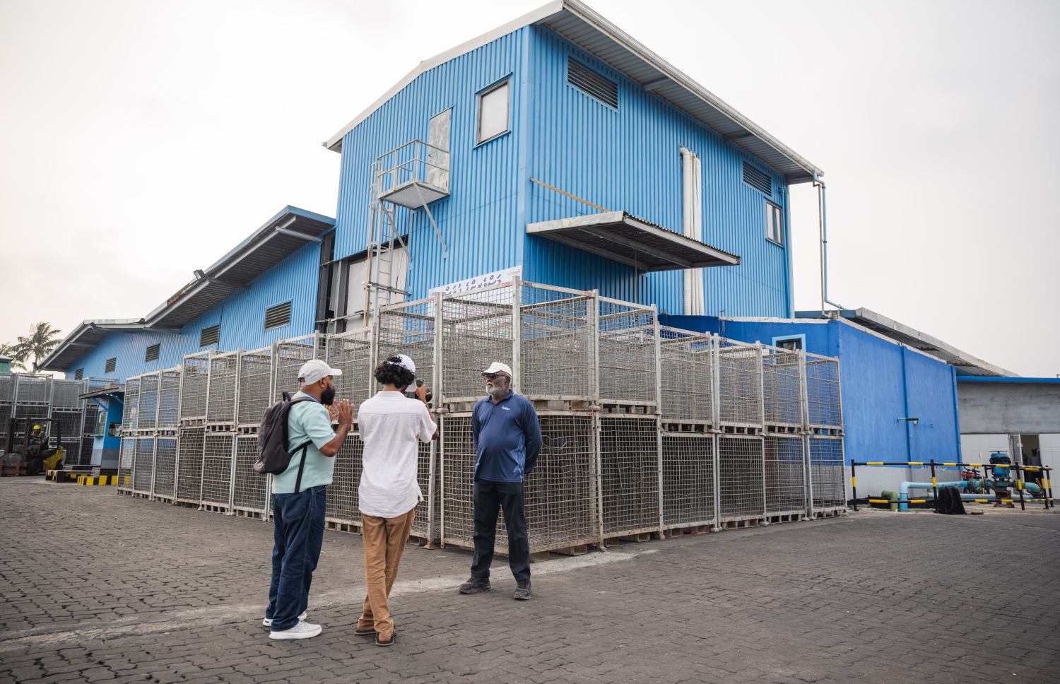 ހާދިބެ "މިހާރު" ގެ ނޫސްވެރިންނަށް އިންޓަވިއު ދެނީ.---ފޮޓޯ: ނިޝާން އަލީ| މިހާރު